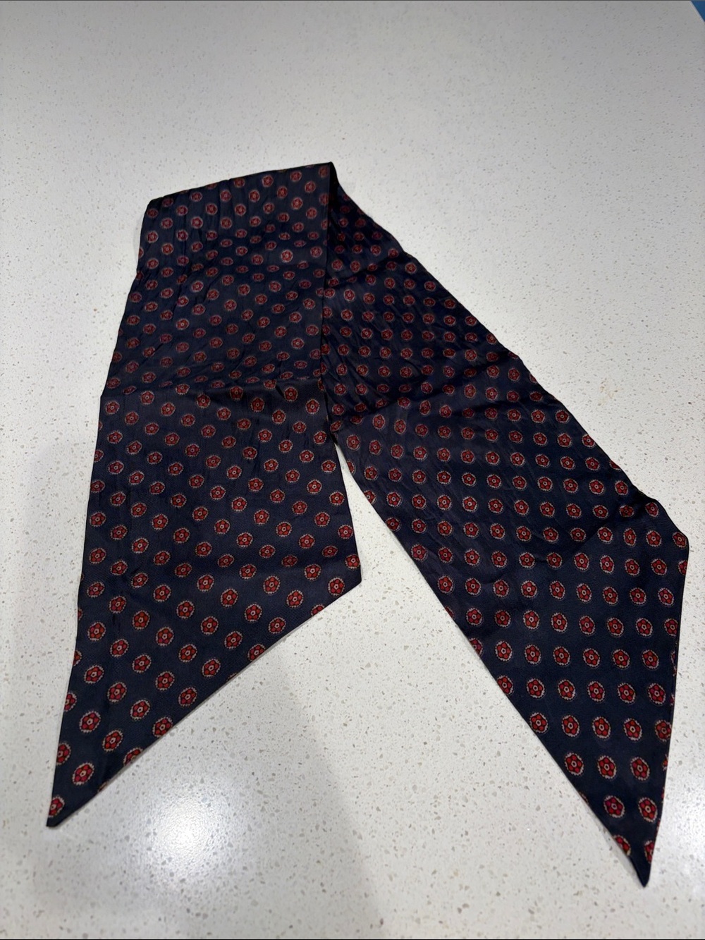 Mens Navy and Red Silk Paisley Carvat.